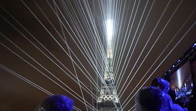 La Torre Eiffel hipnotiza a la lluvia