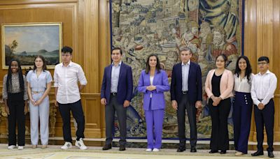 La reina de España recibe a jóvenes de Colombia y Perú becados para ir a la universidad