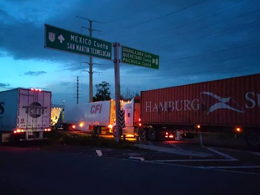Campesinos manifestantes bloquean acceso a Arco Norte de la Autopista México-Puebla