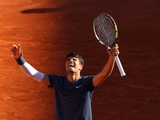 Carlos Alcaraz va por su primer título en Roland Garros: llegó a la final tras vencer al italiano Jannik Sinner