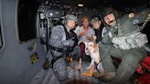 Adulto mayor y su perro fueron rescatados en helicóptero tras quedar atrapados en medio de la subida del río Guape