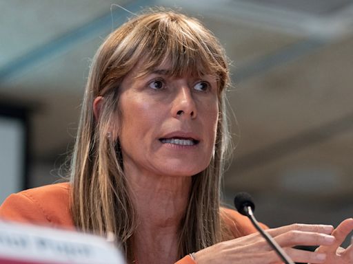 Begoña Gómez registró a su nombre la marca de una plataforma similar a la cedida por Indra a la Complutense y sin saberlo la Universidad - ELMUNDOTV