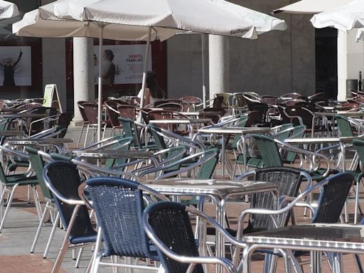 Los clientes exigieron comer en la terraza y el dueño del local les contestó: “No vamos a tener a un camarero trabajando a más de 40 grados”