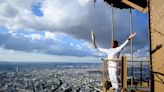 La llama olímpica atraviesa París a once días de los Juegos | Teletica