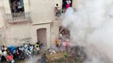 Deja 7 heridos explosión de pirotecnia durante desfile previo a la Guelaguetza en la ciudad de Oaxaca