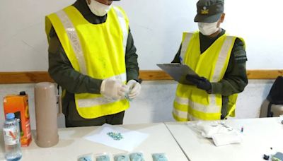 Gendarmería secuestró ketamina y 1.100 pastillas de éxtasis ocultas en dos valijas en un ómnibus de pasajeros