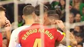 Tirón de orejas de Sergio Ramos a Isco por pedir penalti en el derbi sevillano