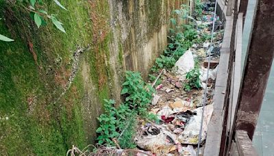 Garbage littered at Sky Walk at Chhota Shimla