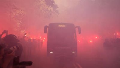 Los aficionados del Barcelona apedrean el autobús de su equipo al confundirlo con el del PSG