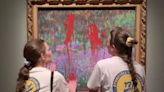 Activistas contra el cambio climático untan pintura roja en una obra de Monet en museo de Estocolmo