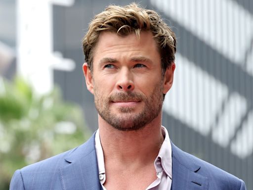 La impactante imagen de Chris Hemsworth saltando desde un acantilado en Mallorca