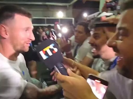 “¡Soltame la mano!”: el divertido cruce de Lionel Messi con un periodista argentino en Nueva Jersey que causó furor