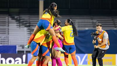 Desde el punto penal, Colombia vence a México en el debut