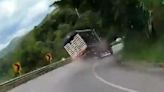[Video] Grave accidente de camión que se quedó sin frenos y terminó volcado en plena curva
