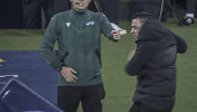 Xavi prende a calci la panchina, poi si sfoga contro l’arbitro: “Siamo usciti per un suo errore”