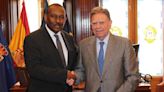 Canteli recibe en el Ayuntamiento al embajador de la República de Haití