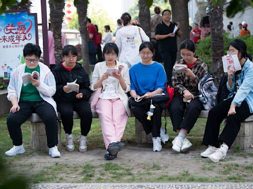 A vocational school student stuns China by besting university competitors in a math contest