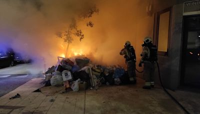 Nueva noche de quema de contenedores en A Coruña mientras crece la alarma por la acumulación de basuras