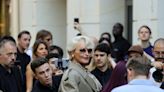 Alexis Stone homenageia Miranda Priestly no desfile da Balenciaga durante a semana de alta-costura