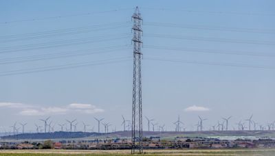 El abaratamiento de la electricidad recorta un 29% las ganancias del sector energético hasta marzo