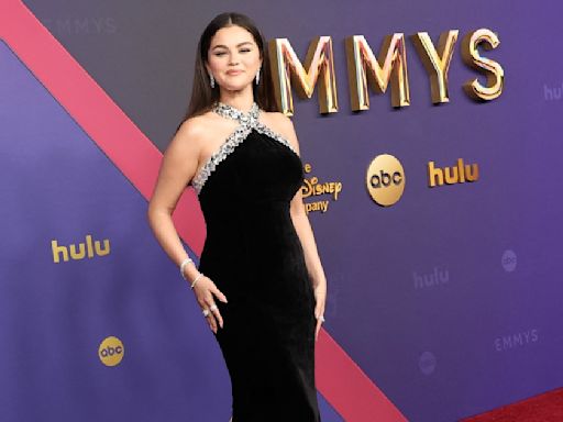 ¡Selena Gomez siempre elegante! Actriz posa en la alfombra roja de los Premios Emmy 2024