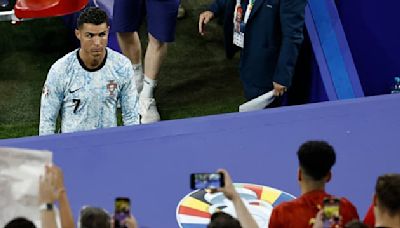 Euro 2024: l'image folle d’un fan qui saute sur Cristiano Ronaldo depuis les tribunes après Géorgie-Portugal