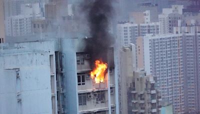 慈樂邨單位失火濃煙捲半空 2男女受傷送院