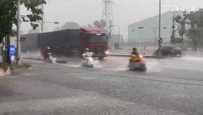 高雄大雷雨 小港區沿海路積水半個輪胎高