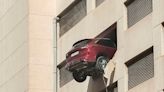 Rompe el muro y deja suspendido medio coche en el tercer piso de un aparcamiento en Ibiza