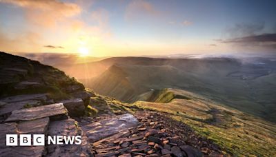 Brecon Beacons: Park to use Welsh name Bannau Brycheiniog