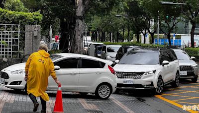 凱米颱風來襲 台中百貨及影城「正常營業」、停車場塞爆