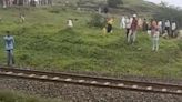Maharashtra Viral Video: Stones Pelted At Bhusaval-Nandurbar Passenger Train By Unidentified Miscreants In Jalgaon