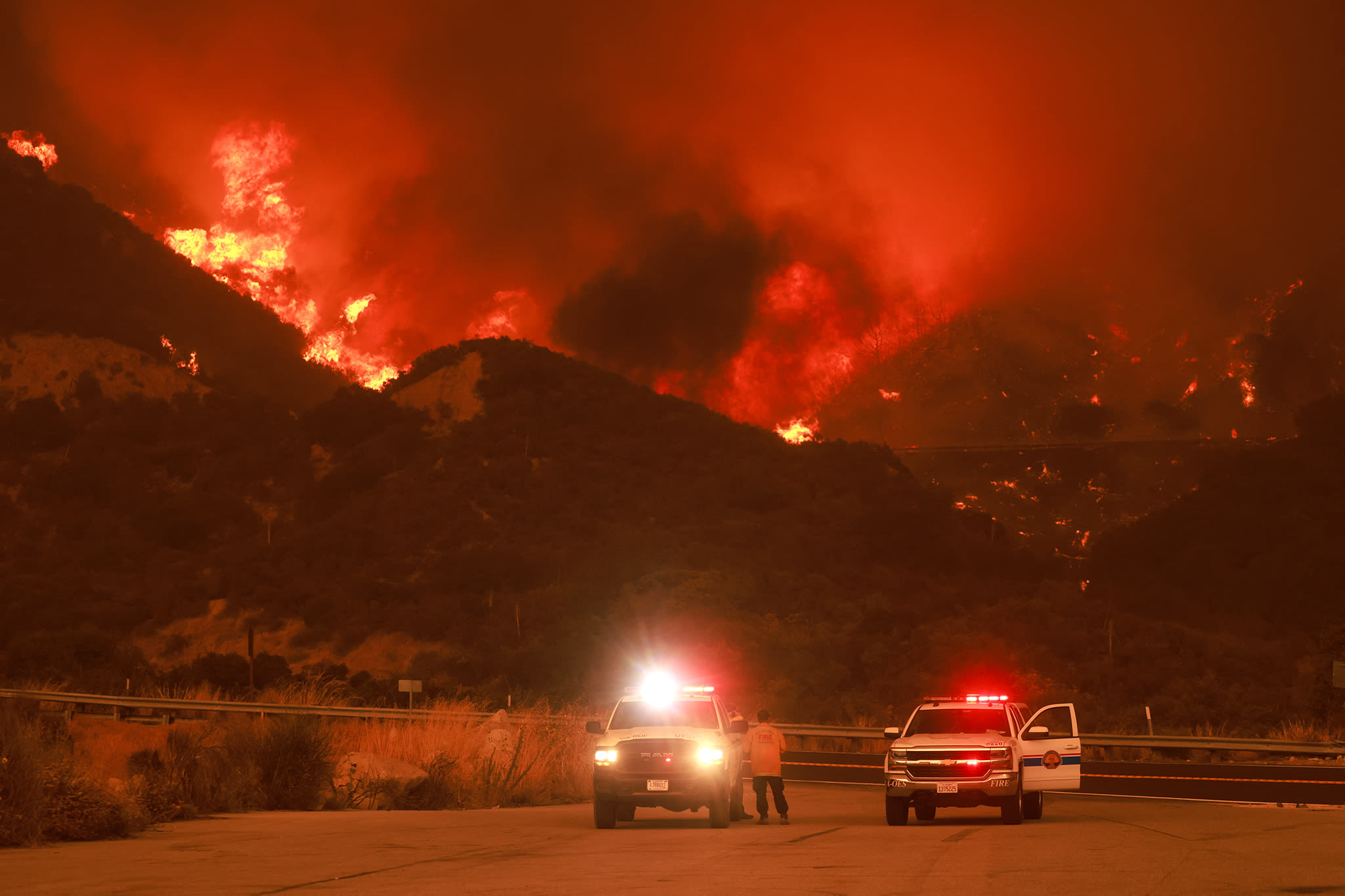 SoCal wildfire threatens popular mountain towns, Inland Empire suburb