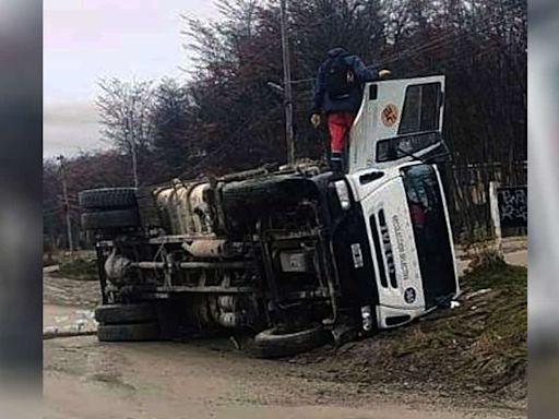 Un camión volcó en un sector urbano de Ushuaia - Diario El Sureño