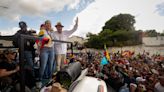 La oposición mayoritaria de Venezuela celebra masivo acto de campaña pese a cierre de vías