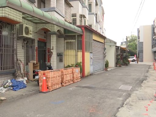 住家外遭放四堆磚塊 建商稱：擁土地所有權