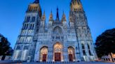La aguja de la catedral de Rouen, en llamas