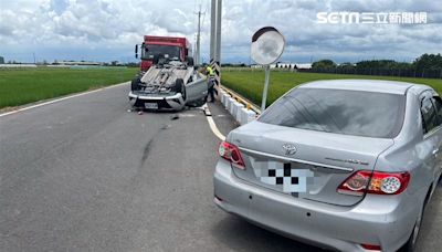 快訊／台南小娘媽廟旁車禍⋯轎車「四腳朝天」！男丟2受困女想跑原因曝