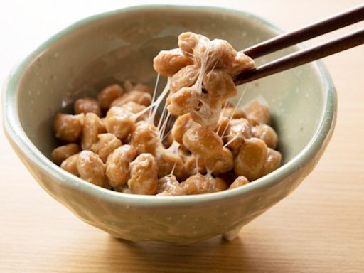 日本人超愛的「這食物」，是健康的超級維他命！富含維他命K2、礦物質...醫師告訴你一天吃「○克」就夠