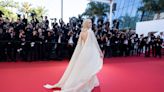 Cannes 2024 : Elle Fanning fait sensation avec un incroyable dos nu pour la dernière montée des marches