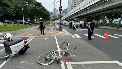 驚悚畫面曝！北市男騎自行車穿越馬路 慘遭聯結車輾斃