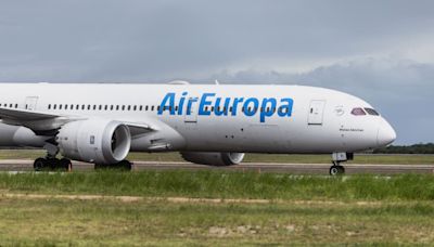 Toddler Thrown Into Overhead Compartment by Extreme Turbulence on Air Europa Flight