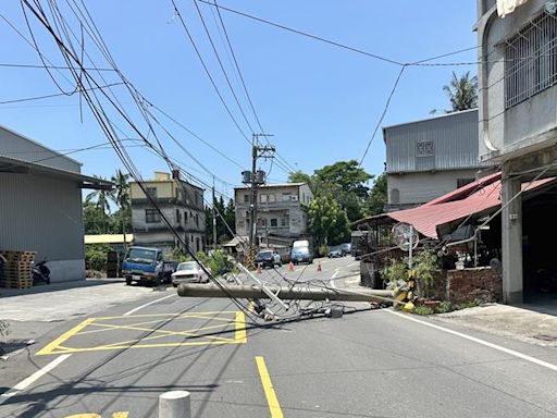 高雄橋頭36戶突停電 中崎路電線桿遭小貨車撞斷 - 生活