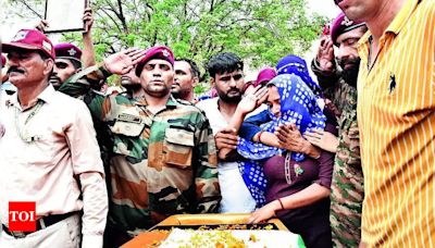 Pregnant wife's salute, thousands in tears: Final adieu to Army commando in Haryana's Jind | Jind News - Times of India