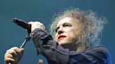 Los hipnóticos The Cure tiñen Bogotá de negro con su característico rock gótico