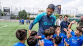 Araujo da la sorpresa a los niños del campus de la Barça Academy