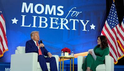 Trump cuestiona aceptación de personas trans y corteja a sus bases en acto de Moms for Liberty