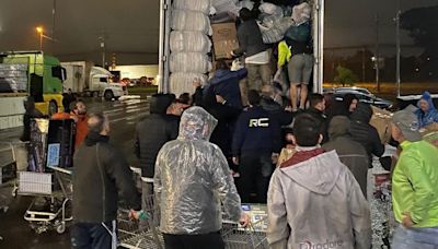 Carretas enviadas por Gusttavo Lima chegam a Caxias do Sul com 370 toneladas de doações | Pioneiro