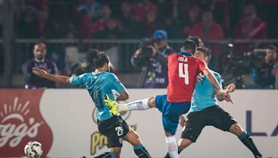 El recordado gol de Mauricio Isla a Uruguay que abrió la defensa charrúa en la Copa América 2015 - La Tercera