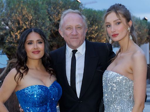 Salma Hayek y su hijastra, Mathilde Pinault, unidas hasta en sus looks en una cena de gala en Venecia